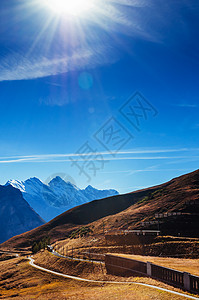 秋天阳光明媚的日落山谷深的全景图片