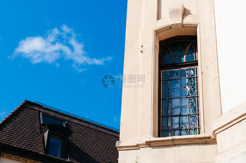 2013年9月6日013年苏维采兰的沙泰尔古老建筑的灰色玻璃窗图片