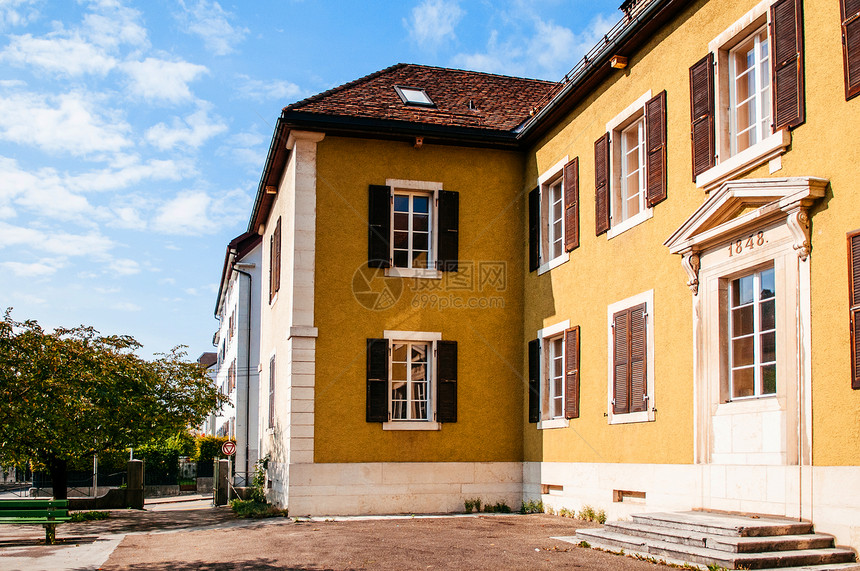 2013年9月6日013年苏威采兰的沙泰尔Swishzerland在LaChuxdefons的多彩老古建筑图片
