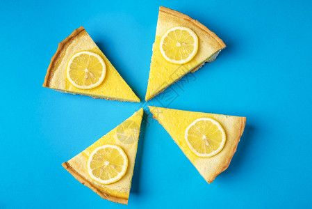 四块柠檬蓝底装饰黄色柠檬片家庭烤糕点甜的点柑橘蛋糕图片