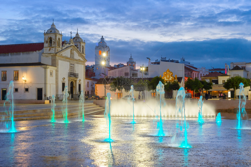 古城中心历史市景色后风广场有桑塔马里亚教堂大楼拉索阿尔加夫Portugal的照明喷泉图片