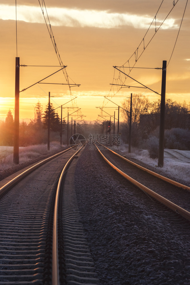 穿越德意志村庄的长直轨铁路和寒冷的自然在黄金时段假期旅行概念工业景观图片