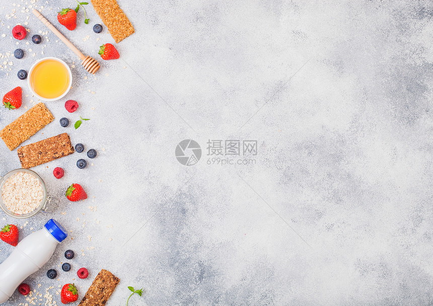 果浆甜匙燕麦和奶瓶草莓蓝和杏仁图片