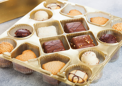 盒子中的巧克力和饼干图片