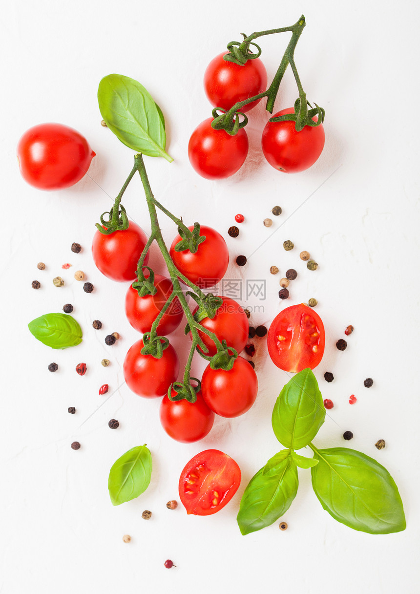 葡萄树上的番茄白厨房石本底有辣椒和图片