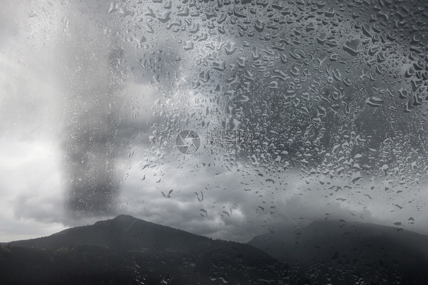 山上有云雨的暴风图片