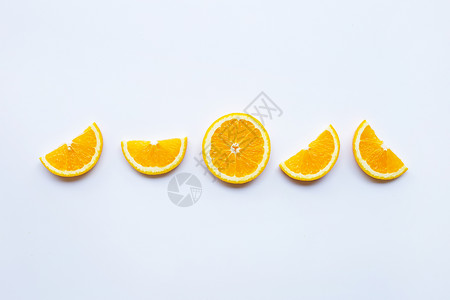 白色背景的新鲜橙柑橘水果切片图片