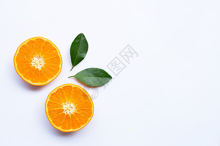 桌子上放两半橙子和两片叶子图片