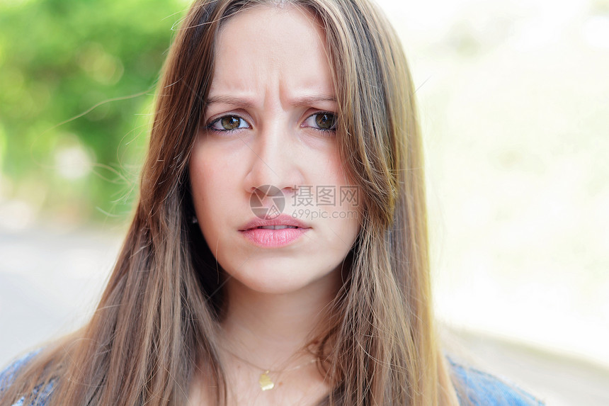 愤怒的年轻拉丁女人肖像户外图片
