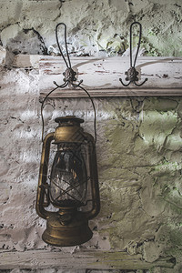 古老的灯笼挂在墙壁上衣架的灯笼图片