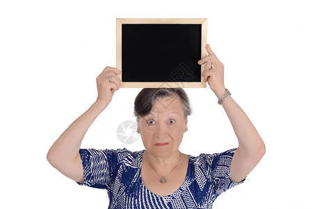 有年代感黑板与世隔绝的白种老年妇女手持空纸板与世隔绝的白种背景背景