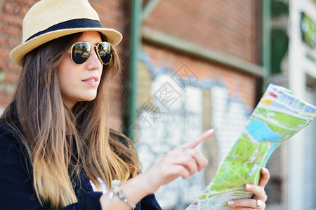一位年轻美丽的游客肖像看着旅游概念户外图片