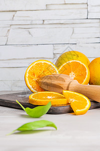 木板上的橘子片配有利刃刀切开板上新鲜柑橘橙子水果供沙拉或多汁健康饮食烹饪和夏季概念背景