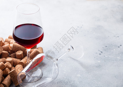 孤独的美食家美酒杯红厨房餐桌背景上装有软木塞背景