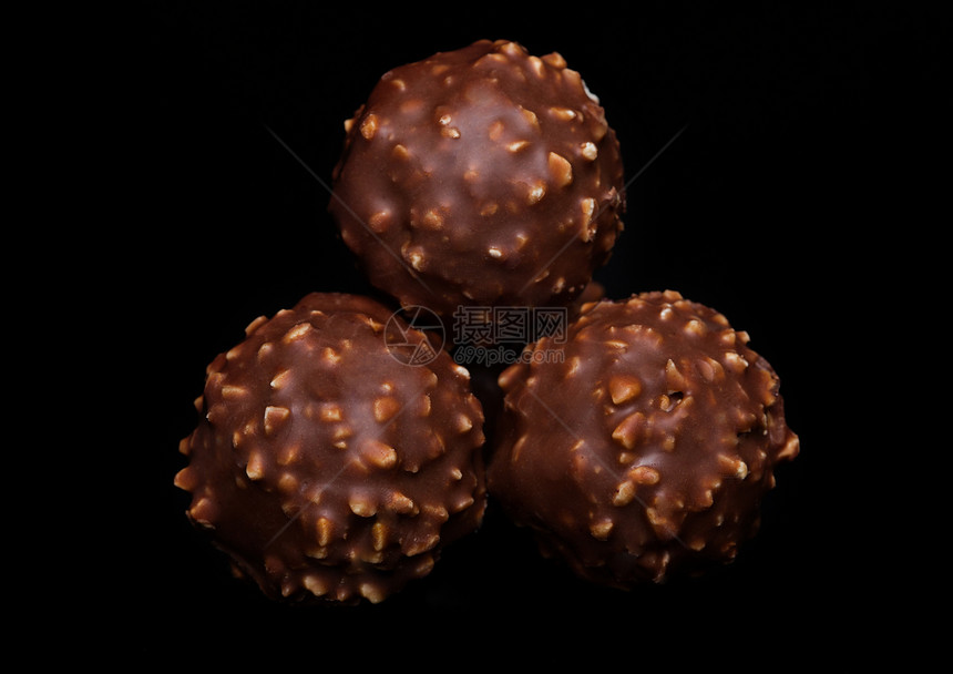 豪华巧克力糖果带栗子和黑的可奶油图片