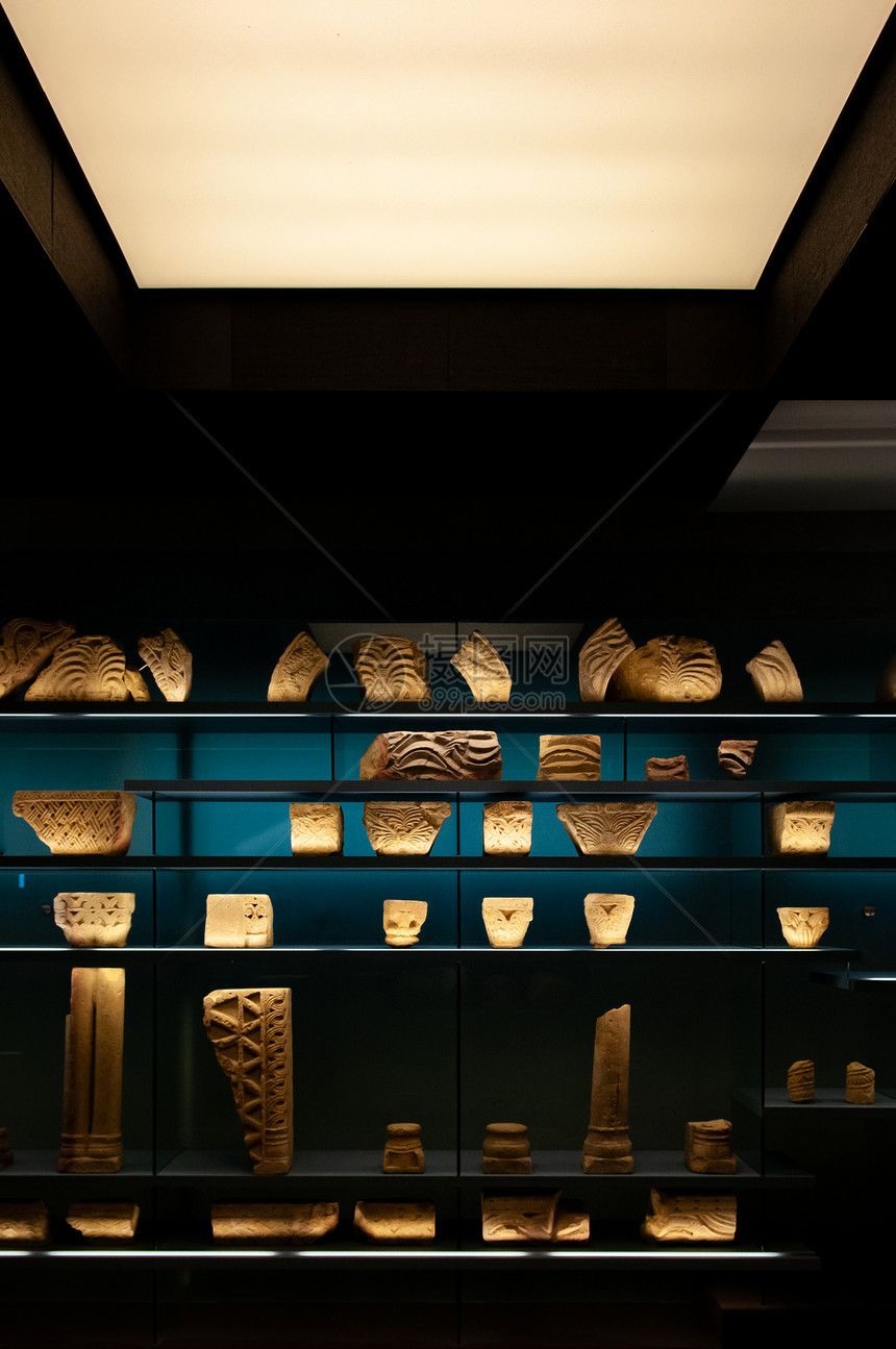 2013年9月6日在晚间考古博物馆中在湖华氏地区展览馆附近发现古老建筑装饰部分图片