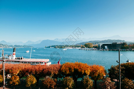 2013年9月4日苏威采兰州卢塞伦湖Lucern湖码头的观光蒸汽艇背景图片