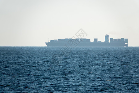 大型集装箱船在华沿海集装箱船沉入上海附近的沿雾中高清图片