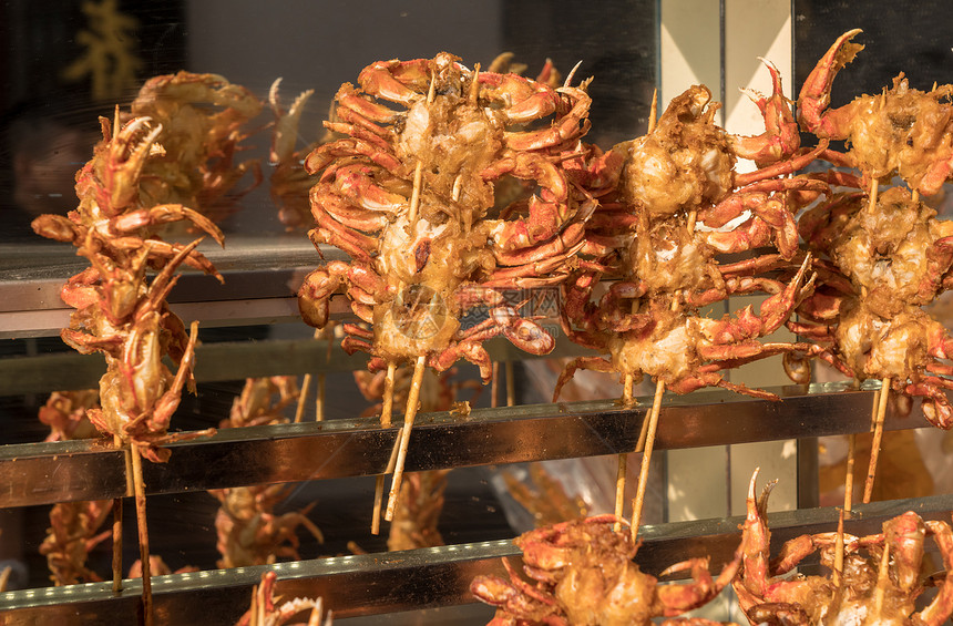 小螃蟹在被打中炸成肉酱螃蟹在上海的街头食物图片