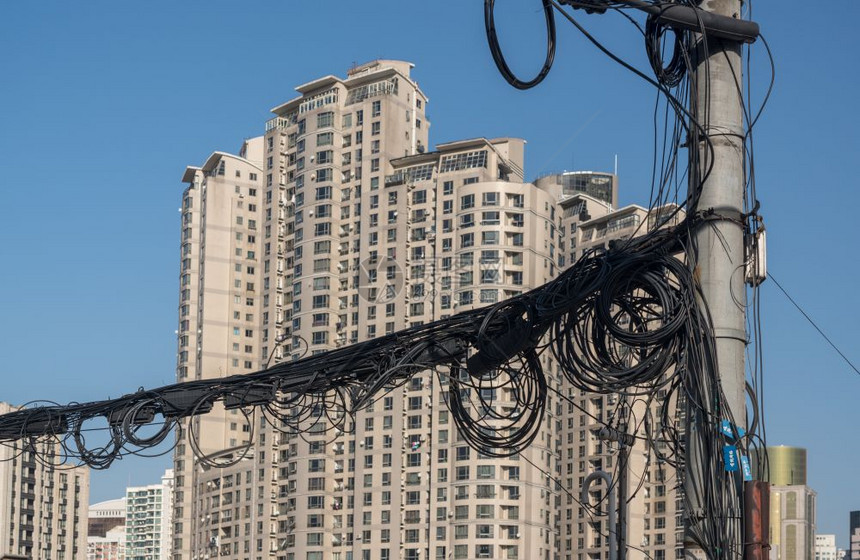 建筑物前面的电线和话在的在上海的电线和话上图片