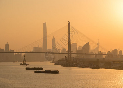 2018年黄浦河日落时向阳浦桥靠岸背景图片