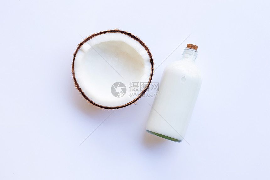 白底带椰子牛奶的图片