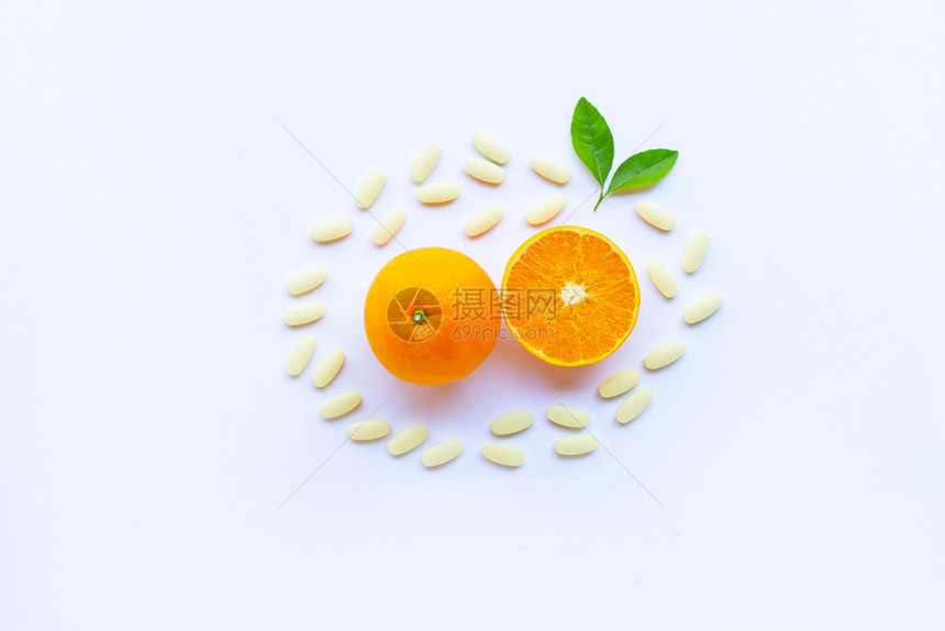 白底带橙果的维生素c药丸图片