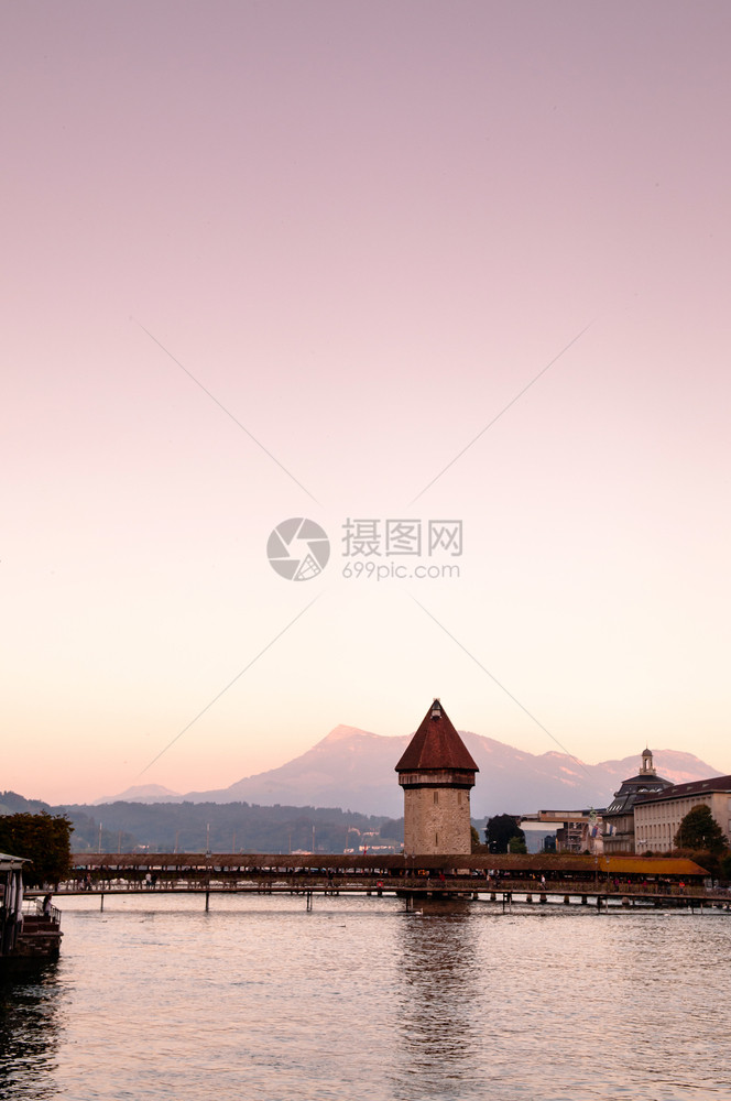 日落和甜蜜的夜空时天边日落和甜蜜夜空背景里基山瑞士图片