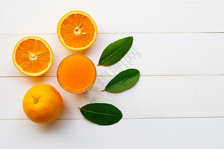 白木本底含叶子和橙汁的新鲜柑橘仁水果图片