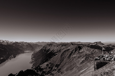 阿尔卑斯山俯图2013年9月日周晚瑞士游客露天的游客有布赖泽山的双旗有布赖因兹湖和北极光有布赖因兹河和苏斯山的观测背景