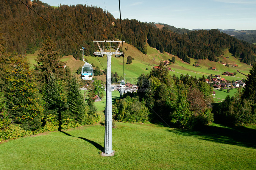 2013年9月日在01年9月日在瑞士中部的Intlebuchneso生物圈保护区将山谷草松林和绳路通多拉电梯升至marbcheg图片