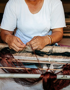 泰国女人用手编织丝绸高清图片