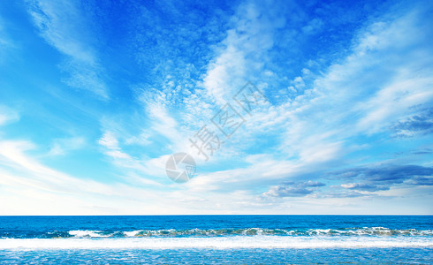 美丽的天空和蓝海背景图片