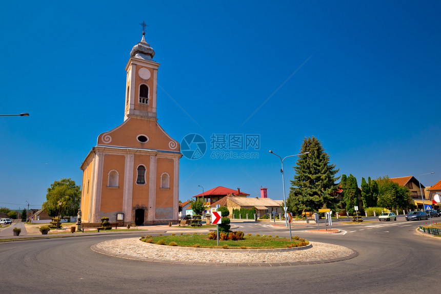 osijek广场附近的Bilje村和Croati的Brnj区教堂风景图片