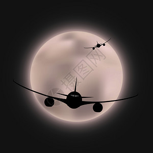 两架飞行机的轮廓在全亮月光磁盘的背景上图片