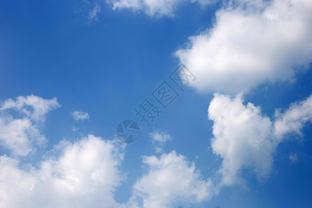 带云的蓝色天空背景复制间背景图片
