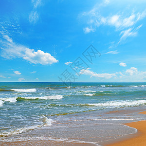 美丽的海景和蓝色天空背景图片