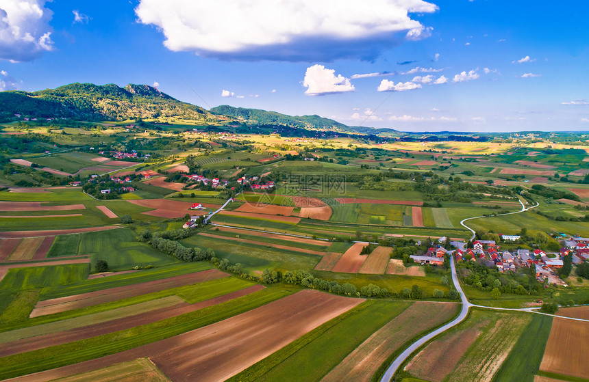 Kalnik山和绿地景观村空中察croatifgoje地区图片