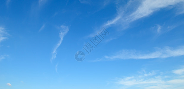 蓝色天空中的光云宽广照片图片
