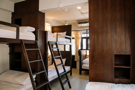 宿舍有木制床铺和白被子图片