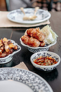 东北Thai猪肉和大米香肠或saikro是用木桌上的美菜做图片