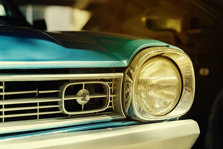 蓝色古董汽车前档和车头灯的特写镜头图片