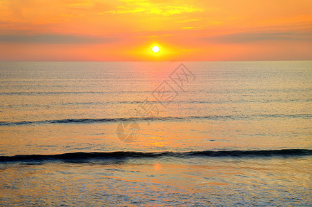 海边的滩和金色太阳升起明亮的美丽背景晴朗的高清图片素材