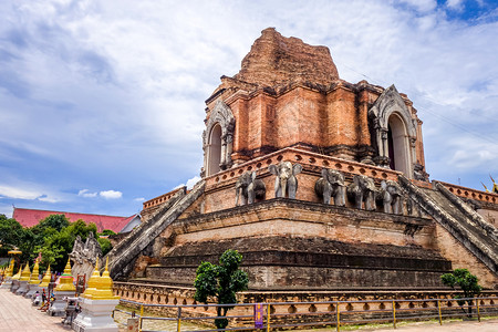 泰国清迈的佛塔泰国清迈的赤琅寺大佛塔高清图片