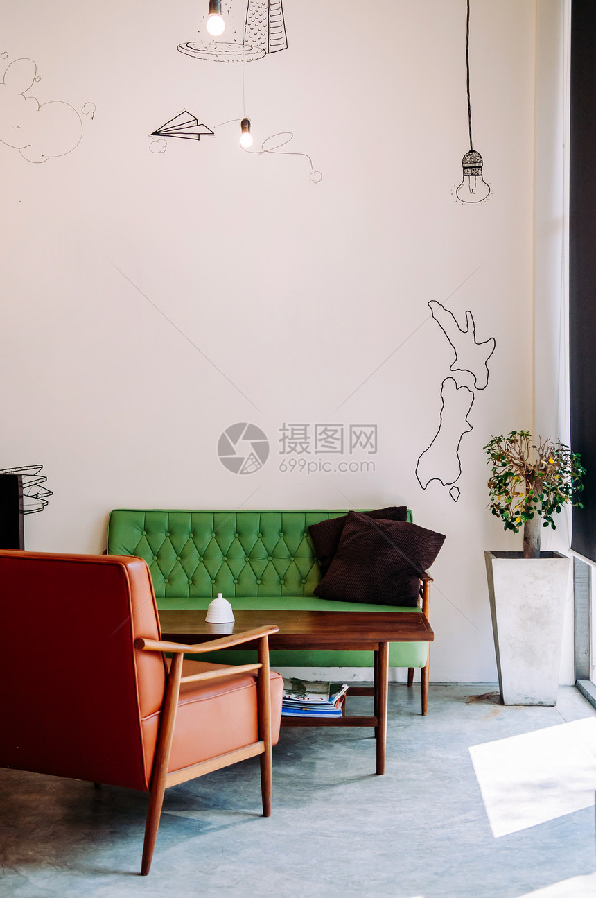 2014年月日fe04年Chiangmthlnd白墙客厅旧式家具木制沙发扶椅有自然光的咖啡桌Asian复式家装饰品图片