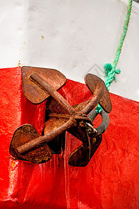 红船和白上生锈的锚背景图片