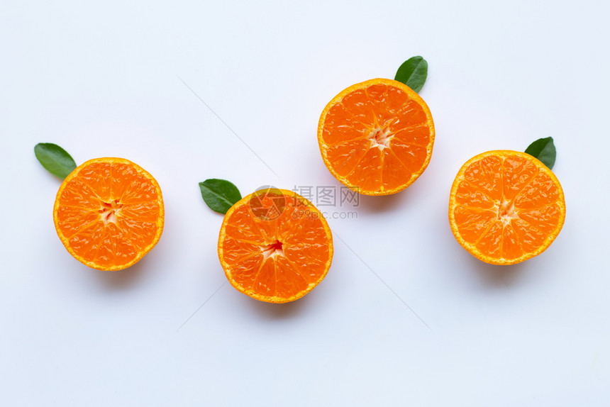 白色背景的橙水果和绿叶图片