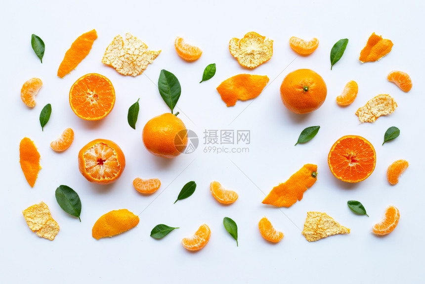 白色背景的橙水果和绿叶图片