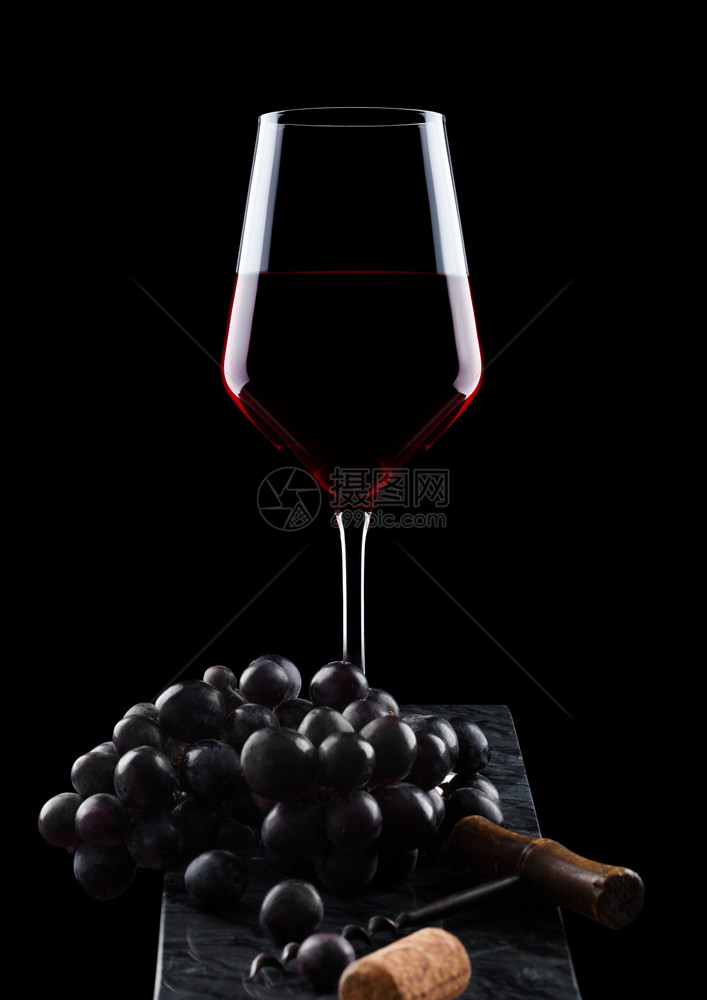 玻璃红酒黑葡萄色木板上图片