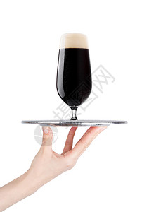 手持托盘有冷冻的黑啤酒有露在白底面有反光背景图片